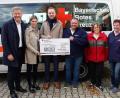 Bild: wro
Ausgestellt war der symbolische Scheck auf 1 500 Euro. Der Betrag wurde noch während des Treffens spontan verdoppelt. Übergeben wurde die Spende von Hans Zrenner, Katharina Zrenner und Philipp Gropengießer an die Vertreter des BRK Wiesau, Robert Wolfrum, Petra Meierl, Conny Klarner und Marco Steininger (von links).