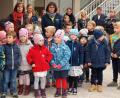 Bild: sön
Von Erzieherin Inge Rogenhofer auf der Gitarre begleitet, sangen die Kinder den Gästen beim Tag der offenen Tür zur Begrüßung ein Lied.