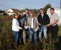 Bild: nag
Die CSU-Fraktion macht sich ein Bild vom neuen Baugebiet (von links): Fraktionsvorsitzende Elisabeth Kraus, Bürgermeister Sepp Reindl, Markus Nagler, Bürgermeisterkandidat Marcus Eichenmüller, Christian Müller und Thomas Sehr.