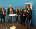 Bild: Regierung der Oberpfalz, den
Matthias Rösch vom etz in Weiden (von links), Krummennaabs Bürgermeister Uli Roth, Sigrun Denner von der Regierung der Oberpfalz, Armin Dirschl (Bürgermeister der Gemeinde Köfering), Ludwig Friedl (Geschäftsführer EAR) und Sebastian Zirngibl sprechen in Nürnberg auf der Fachmesse „Kommunale“ über ihre Erfahrungen aus dem „Energie-Coaching“.