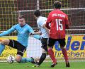 Bild: btg
Torjäger mit Auge: Grafenwöhrs Patryk Bytomski (Mitte) brachte die SV Grafenwöhr gegen Pfreimds Keeper Michael Herrmann (links) und bedrängt von Maximilian Brunner mit 1:0 in Führung.
