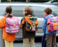 Bild: Arne Dedert/dpa
Manchmal ist es nicht einfach, die Straße zu überqueren. Autofahrer sollten auf Schulkinder nun wieder besondere Rücksicht nehmen.