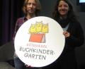 Bild: alr
Sibylle Glückschalt (links) und Christine Pühl (rechts) dürfen für das "Haus der kleinen Füße" das Gütesiegel Buchkindergarten entgegennehmen.
