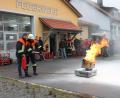 Bild: pi
Georgenbergs stellvertretender Kommandant Oswald Hamann (Zweiter von links) zeigt, wie ein Feuerlöscher funktioniert.