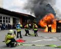 Bild: Petra Hartl
Da brennt die Hütte: Damit das im übertragenen und negativen Sinn nicht auch für die Gebäude der Feuerwehr gilt, müssen sie auf einem aktuellen Stand gehalten werden. Neben Maßnahmen bei der Ortsteilwehr in Gailoh braucht auch die große Feuerwache am Schießstätteweg bald eine Modernisierung. Beim Wachfest zeigen die Wehrmänner alljährlich stolz ihr Domizil, an dem aufmerksame Besucher schon erkennen, dass die eine oder andere Erneuerung fällig ist.
