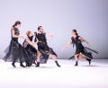 Bild: Gerhard W.H. Schmidt
Geschlechterzuordnungen durch Bewegung und Kostüme aufzulösen ist die Intension von Georg Reischls Tanzproduktion „Juke Box Heroes“ am Theater Regensburg.