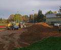 Bild: tr
Die Erdarbeiten für den neuen Allwetterplatz haben bereits begonnen. Auf dem alten Allwetterplatz (hinten, Mitte) kommt später die neue Dreifachturnhalle. So lange wird noch die alte Halle (hinten, rechts) genutzt.