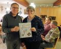 Bild: bsc
Schirmherr Oskar Schuster (links) freut sich zusammen mit der Vorsitzenden Ramona Bauer (rechts), auf die erste Kreisschau des Kleintierzuchtvereins Friedenfels. Für die Gestaltung der Titelseite des Ausstellungskatalogs bekamen sie bei der Abschlussbesprechung viel Lob von den Mitgliedern.