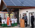 Bild: bö
Alles neu! Das Feuerwehrgerätehaus wurde angebaut und darin steht jetzt ein nagelneues Mittleres Löschfahrzeug. Pfarrer Hans-Jürgen Zeitler sprach dazu den kirchlichen Segen. Von rechts: FFW-Vorsitzender Markus Weigert, Bürgermeister Florian Junkes und Kommandant Andreas Pollinger.