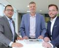 Bild: Wolfgang Steinbacher
Sie präsentieren die neue Leserreisen-Kooperation: Thomas Ludwig, stellvertretender Vorstandssprecher VR-Bank Nordoberpfalz, Thomas Huber, Oberpfalz-Medien-Verlagsleiter und Tobias Kaltenecker, Bereichsleiter der VR-Bank Nordoberpfalz.