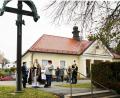 Bild: JOCHEN NEUMANN 
ERBENDORF
Pfarrer Martin Besold (mitte) segnete im Friedhof die Gräber. Mit auf dem Bild die Lektorinnen (von links) Siegrid Heining und Ulrike Heid.