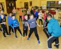 Bild: do
Selbstverteidigung verleiht Selbstbewusstsein. Im CSU-Ferienprogramm gibt es bei einem Selbstverteidigungskurs für Kinder im Rohrersaal Tipps, wie sich die Mädchen und Buben im Ernstfall wehren können. Auch Befreiungstechniken bei körperlicher Gewalt vermitteln die Trainer Marcus Gradl und Christian Dietz (rechts).