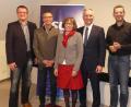 Bild: rtw
Nach dem 100-Prozent-Votum der Versammlung freuen sich (von links) der Vorsitzende der CSU-Bundeswahlkreiskonferenz, Patrick Fröhlich, Bürgermeisterkandidat Peter Achatzi und seine Frau Edith, Landtagsabgeordneter Harald Schwartz und der Etzelwanger Bürgermeister Roman Berr.