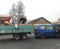 Bild: edo
Sowohl der Kleinbus als auch der Hänger sind nach einigen Stunden mit Kleidung und Papier gefüllt. Das Sammelgut bringen die Mitglieder der Katholischen Landjugendbewegung im Anschluss in die Missionshalle Kemnath beziehungsweise nach Burggrub zu Hans Karl.