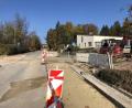 Bild: wec
Blick von der Hauptstraße beim Zebrastreifen nach oben. Noch in dieser Woche beginnen die Asphaltierungsarbeiten und die Arbeiten an den Anschlüssen der Wasserleitungen. Deshalb kommt es solange immer wieder einmal zu Sperrungen des Wassers in den betroffenen Straßen, heißt es.