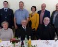 Bild: lgc
Ihren "175. Geburtstag" feiern Hildegard und Alfons Nickl (vorne, von links) mit vielen Gratulanten. Darunter sind Bruder Josef Nickl (vorne, rechts) Bischöflicher Geistlicher Rat und Studiendirektor a. D., sowie (hinten, von links) die Feuerwehr-Vorsitzenden Hans und Marcel Schmid, Klemens Renner vom Pfarrgemeinderat, CSU-Ortsvorsitzende Tanja Renner mit Wolfgang Biersack und Bürgermeister Gerhard Löckler.