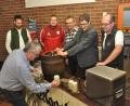 Bild: dob
Stellvertretender Vorsitzender Rainer Gebert (vorne) zapfte das Bockbier vom Fass an. Braumeister Uli Scheuerer (links) wich aber nicht von seiner Seite und überwachte das Handeln. Vorsitzender Uli Münchmeier (Zweiter von rechts) überließ Gebert bei dieser Aktion gerne den Vortritt.