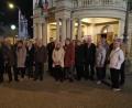 Bild: mül
Das Foto zeigt die VHS-Gruppe vor dem illuminierten Josef-Kajetan-Tyl-Theater in Pilsen.