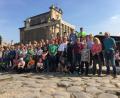 Bild: gri
Die Reisegruppe aus Freudenberg im Forum Romanum vor dem Tempel des Antonius und der Faustina. Heute ist hier die Kirche San Lorenzo die Miranda untergebracht.
