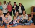 Bild: wro
Die Spende übergaben Monika Konrad (oben links) und Marina Konrad (oben, Dritte von links) an die Vertreter des BRK, Marco Steininger (Zweiter von links), Petra Meierl und Conny Klarner (von rechts).