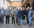 Bild: jr
Eine exklusive Führung erhielt diese Besuchergruppe im nahezu baulich fertiggestellten Informations- und Begegnungszentrum Konnersreuth. Mit dabei waren (von links) Bürgermeister Max Bindl, Architekt Gerhard Plaß, Pfarrseelsorger Pater Benedikt Leitmayr, Bezirksheimatpfleger Dr. Tobias Appl, Kreisheimatpflegerin Maria-Magdalena Stöckert, Innenarchitekt Josef Starkl, die wissenschaftlichen Mitarbeiterinnen Alice Rath und Elisabeth Vogl, sowie Geschäftsleiter Markus Troesch und Uwe Rosner, Vorsitzender des Fördervereins.