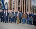 Bild: flt
Die Besuchergruppe um (vorne von links) Bürgermeister Lothar Müller, JU-Kreisvorsitzenden Matthias Grundler, Europaabgeordneten Christian Doleschal, MdL Tobias Reiß, stellv. Landrat Roland Grillmeier, MdB Albert Rupprecht und Bezirksrat Toni Dutz ließen sich von den Prokuristen Michael Wachsmann (Zweiter von links) und Andreas Sandner den beeindruckenden Neubau der Ziegler Group präsentieren.