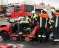 Bild: rab 
Mit vereinten Kräften den Verunglückten so schonend wie möglich aus dem Unfallwrack zu retten: Das übten Aktive der Feuerwehr Freihung bei ihrem Ausbildungsnachmittag.