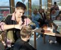 Bild: grm
Mit Begeisterung nehmen Bewohner der Förderstätte im HPZ in Irchenrieth das Angebot des Friseursalons "Goldene Schere" aus Pfreimd für ein kostenloses Styling an. Die Frisörinnen Hannah Bauer und Erika Wagner opfern dafür lobenswert ihre Freizeit.