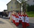 Bild: dob
Viele Ministranten zogen mit Weihbischof Josef Graf und den Priestern in die Pfarrkirche Hohenkemnath ein.