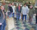 Bild: bsc
Der Vereinsvorsitzende des Kleintierzuchtvereins Krummennaab, Wolfgang Brunhofer (Mitte), dankte nach der Eröffnung der Lokalschau für Geflügel seinen Ausstellern und Helfern. Preisrichter und Lokalschaubesucher zollten den Züchtern großen Respekt für ihr großes Engagement und die mustergültige Durchführung der Tierschau.