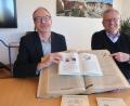 Bild: Hirsch
Archivar Josef Fischer (links) überreichte Oberbürgermeister Andreas Feller (rechts) das erste Exemplar des dritten Bandes der "Oberpfälzer Schmankerln".
