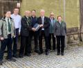 Bild: Hans Martin Grötsch
Die Tell-Schützen übergeben den Förderantrag für eine neue Schießanlage (von links): Schatzmeister Dietmar König, Projektleiter Hans Martin Grötsch, Schützenmeister Franz Grötsch, Rüstmeister Karl-Heinz Ölmann, OSB-Präsident Franz Brunner, Beisitzer Peter Müller, und Zweite Schützenmeisterin Erika Kugler.