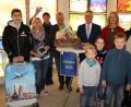 Bild: Stadt Tirschenreuth
Philipp Heimerl, Petra Möstl, Brigitte Breusch-Veittinger, Konrad Zant, Franz Stahl, Herta Zölch und Stefanie Süß (hinten von links) mit den Kindern Benjamin, Johanna und Frederick (vorne von links) bei der Preisübergabe im Museumsquartier.