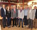 Bild: ibj
Zuversichtlich blicken die Vorstandsmitglieder des MGV Hahnbach zusammen mit Bürgermeister Bernhard Lindner und Chorleiterin Jana Müller (von links) sowie HKA-Vorsitzendem Georg Götz (rechts) in die Zukunft.