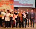 Bild: Maria Regensburger 
Landrat Richard Reisinger (rechts) zeichnete auf der Consumenta die Amberg-Sulzbacher Gewinner des zweiten Spezialitäten-Wettbewerbs der Metropolregion Nürnberg aus.