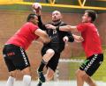 Bild: btg
Die Weidener Handballer um Stefano Flierl (Mitte, Szene aus dem Pokalspiel gegen Regensburg) besiegten den FC Neunburg.