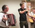 Bild: cro
Das „Krautkopf Duo“ aus Roggenstein unterhält die Gäste musikalisch. Pius Stahl ist als dritter Mann mit Kochlöffel und Reisigbesen im Einsatz.