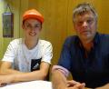 Bild: Houschka
Er übernimmt wieder in die Rolle des Paten: Der Wintersportstar Eric Frenzel (links) an der Seite von Uli Bauriedl, der auch heuer zu Weihnachten eine Hilfsaktion für Kinder, Bedürftige und Arme in Rumänien startet.