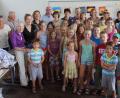 Archivbild: weu
Seit zehn Jahren gehören die Kindermalkurse mit Künstlerin Katharina Gierlach (Fünfte von links) zum Höhepunkt des Vereinslebens bei den "Freunden der Kunst". Die Finanzierung der Aktion übernimmt stets Ehrenbürgerin Erika Odemer (Vierte von links).