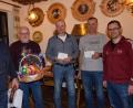 Bild: fla
Vorsitzender Bernhard Lindner (rechts) gratuliert den Siegern: Siegfried Lehner (Zweier von rechts), Reinhard Zinkl (Dritter von rechts) und Markus Schön (Vierter von rechts). Der Trostpreis geht an Herbert Bäuml (links).