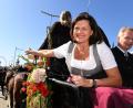 Bild: Felix Hörhager/dpa
Die Präsidentin des Bayerischen Landtags, Ilse Aigner (CSU), sitzt beim Einzug der Festwirte auf einem Wagen und zeigt lächelnd Richtung Riesenrad. Das größte Volksfest der Welt dauert bis zum 6. Oktober.
