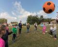 Bild: dtr
Vor den Jonglierübungen von Zauberin Anna Bauer lernen die Kinder spielerisch Balance, Ballgefühl und Motorik.