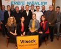 Bild: kari
Die neue Vereinsführung der Vilsecker FW-Ortsgruppe Einheitsblock Freie Wählerschaft (sitzend, von links): Christina Klaus, Daniela Sertl, Lisa Weiß und Monika Krieger; stehend (von links): Helmut Schwindl, Kreisvorsitzender Albert Geitner, Willi Zinnbauer, Franz Zeilmann, Joachim Schertl, Thorsten Grädler, stellvertretender Landesvorsitzender Hans Martin Grötsch, Jörg Trettenbach, Karl-Josef Ruppert, Wilhelm Ertl und Georg Burger.