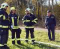 Bild: exb/Feuerwehr Weiding
Martin Kopecký (links), stellvertretender Feuerwehrkommandant und Bürgermeister von Poběžovice, und Peter Rettinger (daneben), zweiter Kommandant der Weidinger Wehr, beobachten den Ablauf der gemeinsamen Übung.