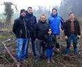 Bild: exb
Die JUler Thomas Specht, Josef Trummer und Thomas Hüttner pflanzen mit Ortsvorsitzendem Jonas Dittrich unter fachkundiger Leitung von Forstunternehmer Markus Graf (von links) Bäume im Wald von Stefan Schertl.