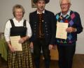 Bild: mag
Zwei neue Ehrenmitglieder kürt der Heimatverein Birgland (von links): Berta Leitgeb, Vorsitzender Franz Niebler und Siegfried Binder.