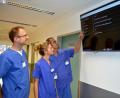 Bild: exb/Marion Hausmann
Das „Arrival Board“ in der Zentralen Notaufnahme verrät den beiden Oberärzten Dr. Thomas Scherl (linke) und Dr. Florin Bodea sowie der Fachkrankenschwester Johanna Rieppel, wann Patienten mit welcher Verdachtsdiagnose von den Rettungsdiensten ins Krankenhaus St. Barbara gebracht werden.