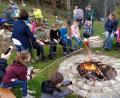Bild: rbm
Die Rondorfer Groshupfer stärken sich nach der Geocachingtour am Lagerfeuer mit Stockwürstln.