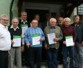 Bild: gpa
Mit einer Ehrenurkunde für seine 25-jährige Mitgliedschaft im Rentnerverein wird Hans Rauch (Vierter von rechts) ausgezeichnet. Urkunden für 20 Jahre Zugehörigkeit bekommen (vorne, Zweiter bis Vierter von links) Hubert Hafner, Manfred Müller und Josef Dromann sowie (hinten, von links) Hans Hafner, Peter Schramm und Ludwig Hans Krapf. Vorsitzender Hans Joachim Heinzel (links) und sein Stellvertreter Roland Biersack (rechts) überreichen die Auszeichnungen.