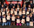 Bild: zer
Der Vorsitzende der Pirker Feuerwehr Andreas Albrecht (hinten stehend rechts) gratuliert den kleinen Feuerwehrleuten.